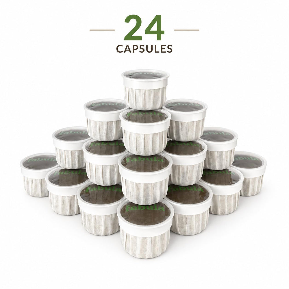 Fabula cápsula junto a una taza para comparar tamaño y intensidad del servicio