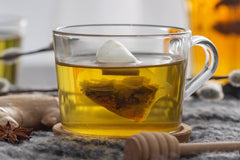 Fabula bolsita en taza infusionando para relajación sin cafeína