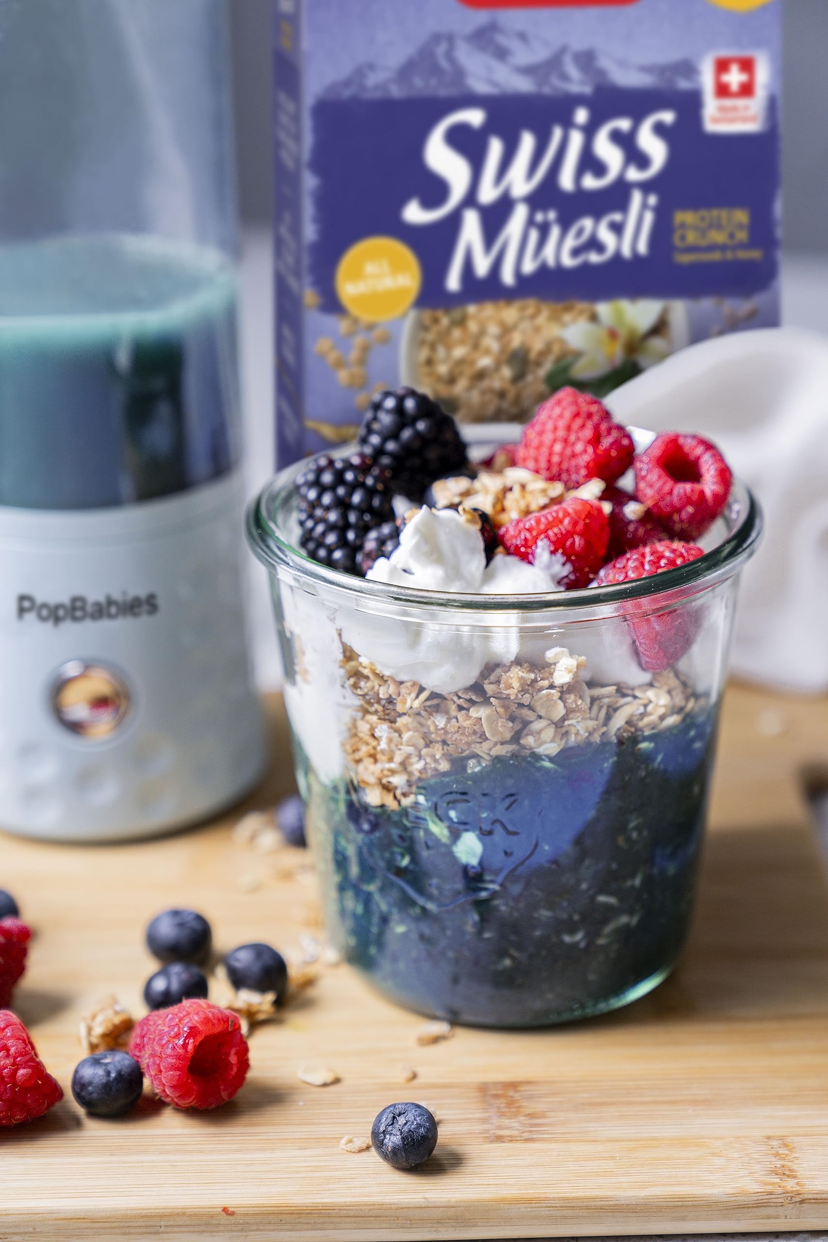 Familia müesli en tazón con leche, ideal para desayuno energético