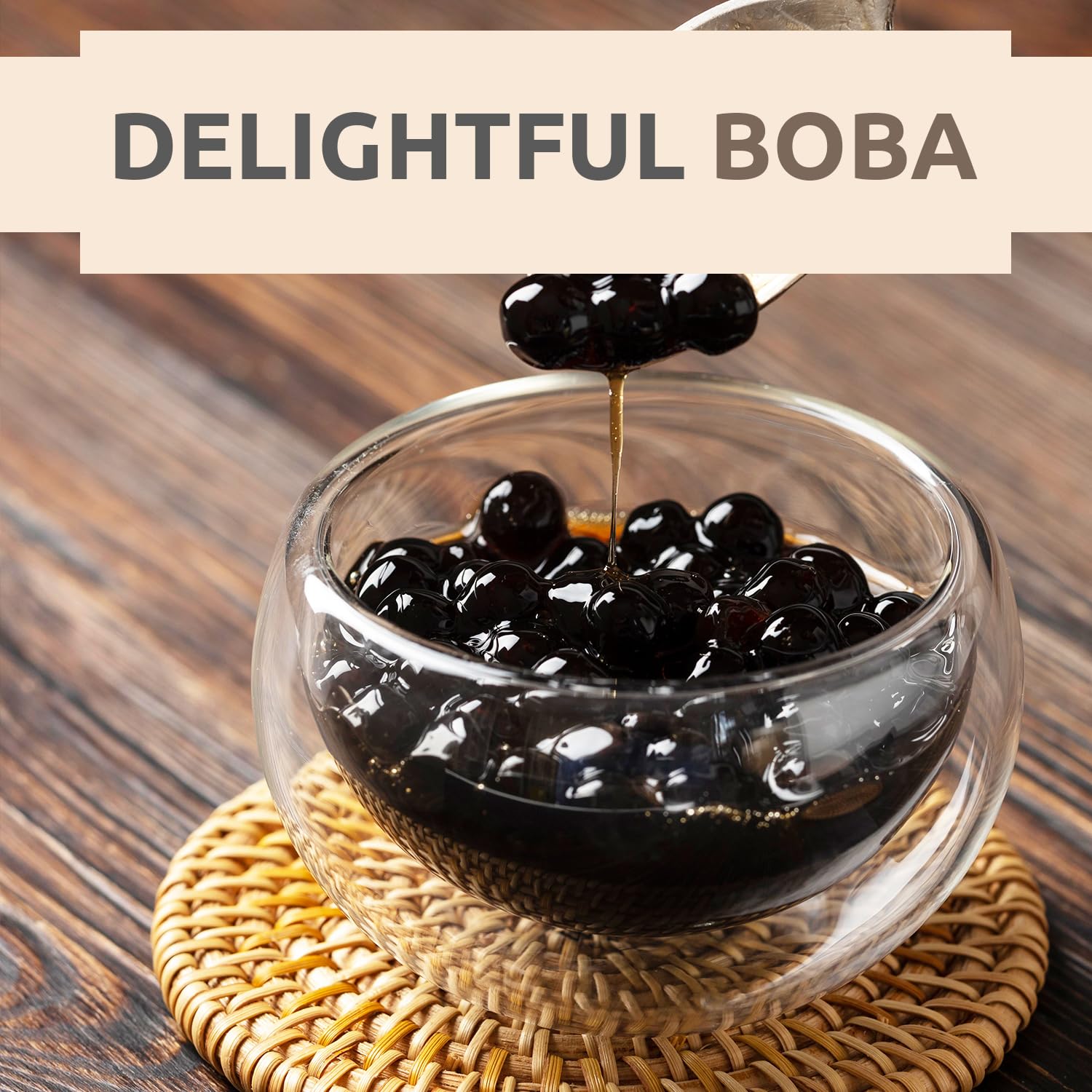 Fanale boba servida en vaso de té con leche, aporta textura masticable deliciosa