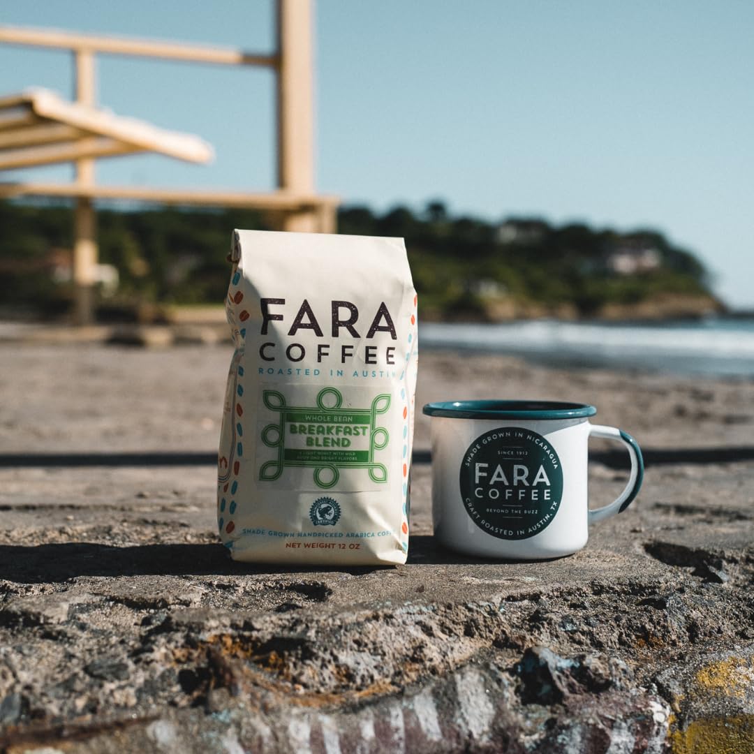 Fara Coffee presentación en cafetería realzada con taza lista para servir