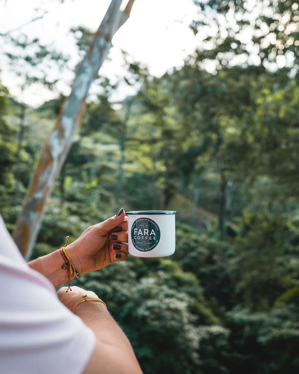 Fara Coffee etiqueta Rainforest Alliance en el empaque destacando sostenibilidad