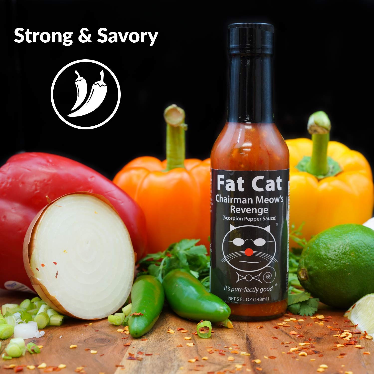 Fat Cat botella junto a mano para comparar tamaño, útil para dosificar