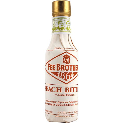 Fee Brothers botella junto a un cóctel servido mostrando cómo realza aroma