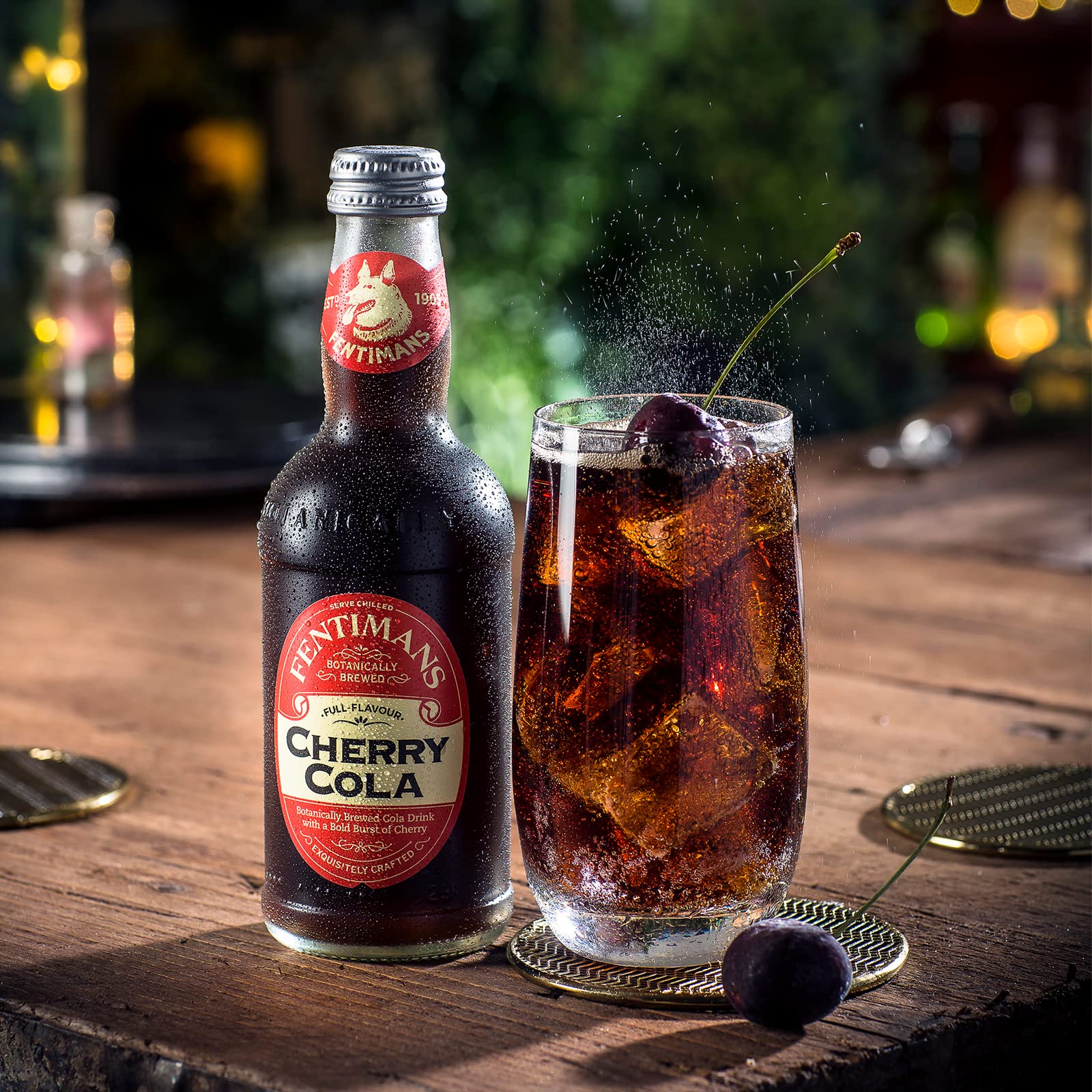 Fentimans vaso con Cherry Cola y hielo, refrescante y listo para beber