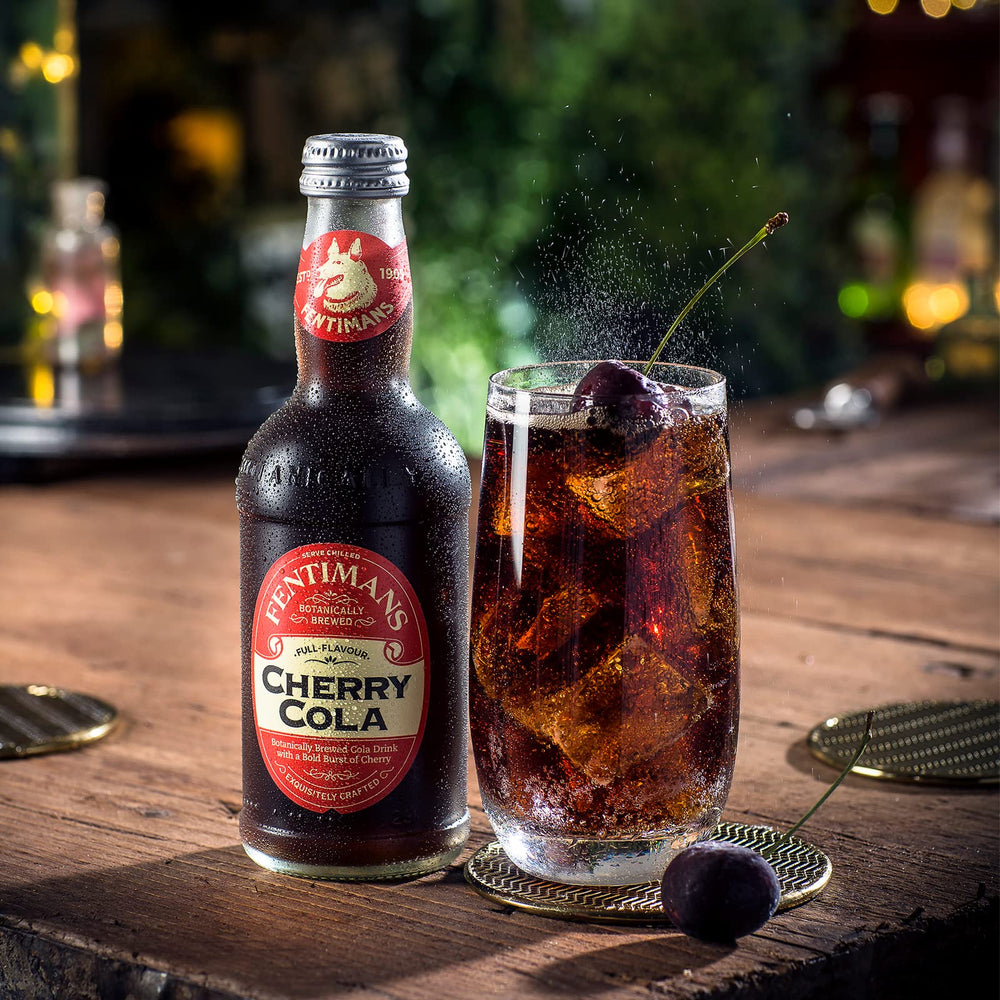 Fentimans vaso con Cherry Cola y hielo, refrescante y listo para beber