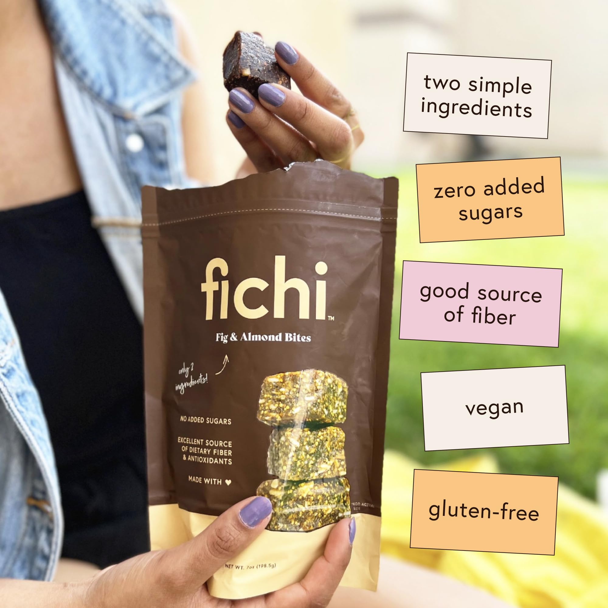 Fichi al lado de una mano para mostrar tamaño práctico del snack