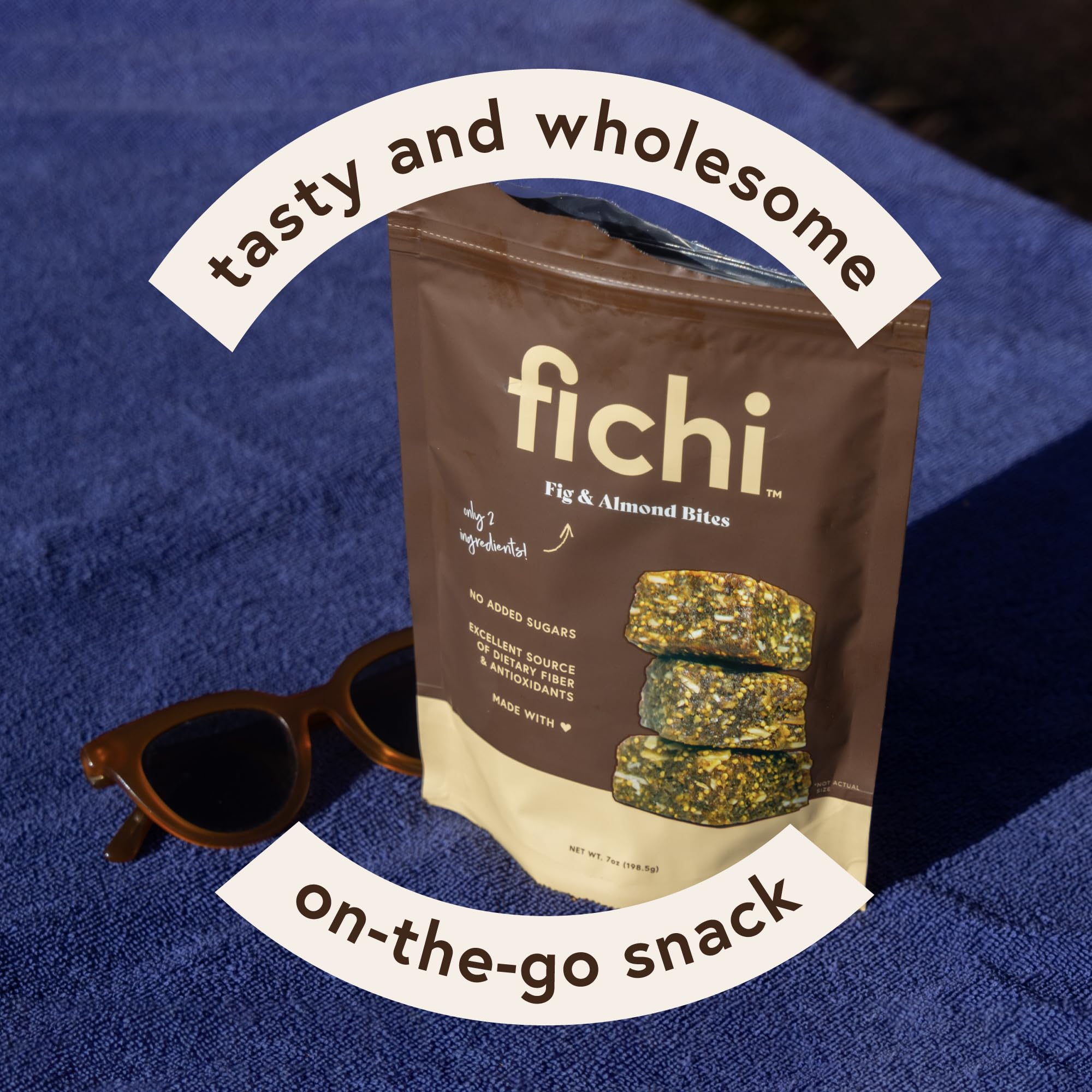 Fichi etiqueta con ingredientes simples higo y almendra claros