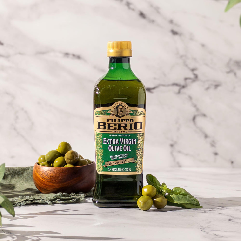 Filippo Berio botella colocada en cocina junto a ingredientes, versátil en receta