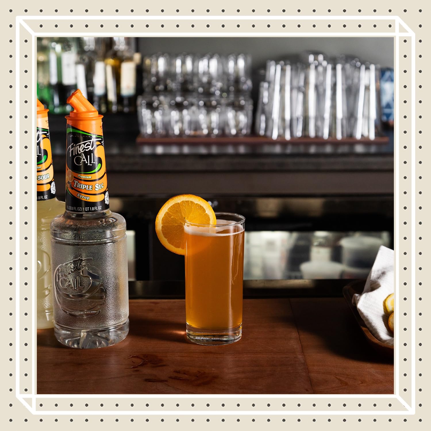 Finest Call en uso en barra preparando margarita con sabor naranja natural
