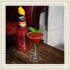 Finest Call botella en barra siendo usada para preparar cocktails eficientes