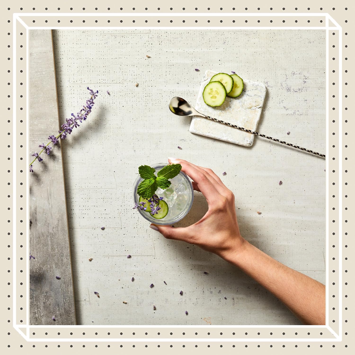 Finest Call botella junto a una medida para comparar volumen y ahorrar tiempo