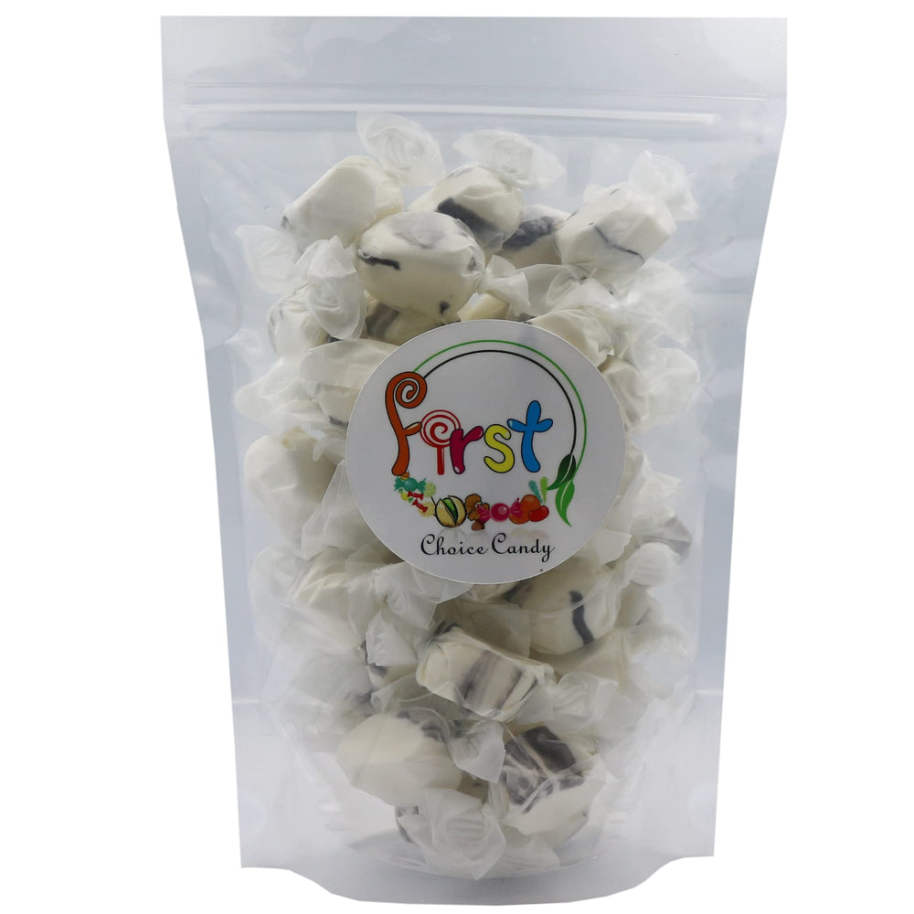 FirstChoiceCandy manos sosteniendo pieza para mostrar tamaño y porción