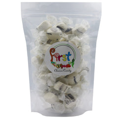FirstChoiceCandy manos sosteniendo pieza para mostrar tamaño y porción