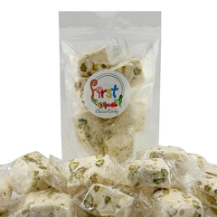FirstChoiceCandy turrón en mano para comparar tamaño y facilidad de consumo