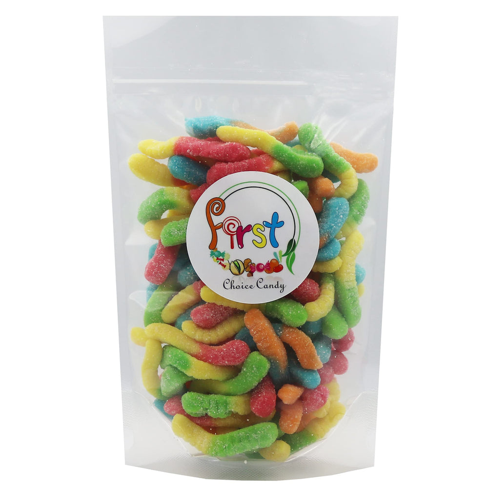 FirstChoiceCandy comparación de tamaño de gusano junto a mano para escala