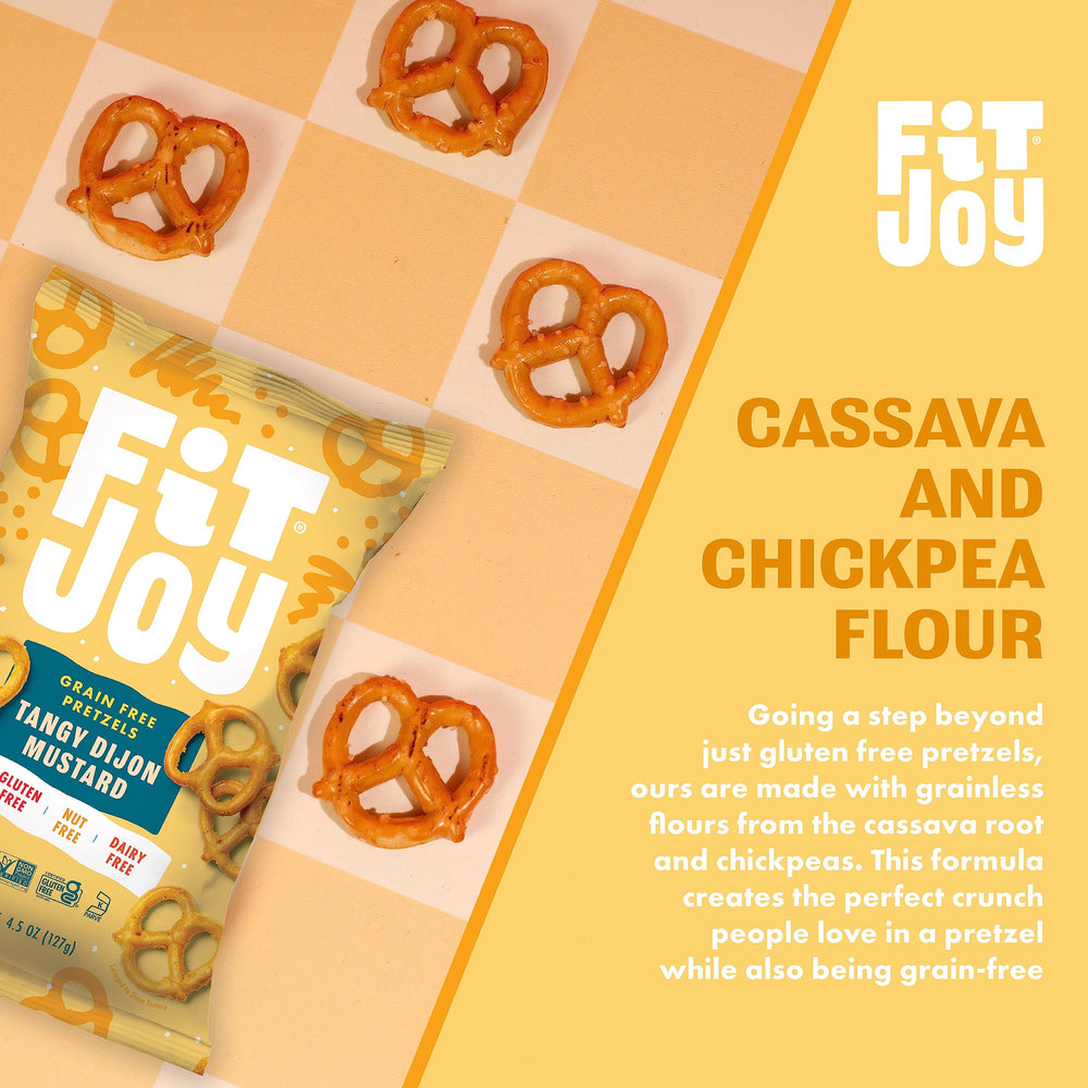 FitJoy escena de merienda con pretzels y bebidas en un ambiente relajado