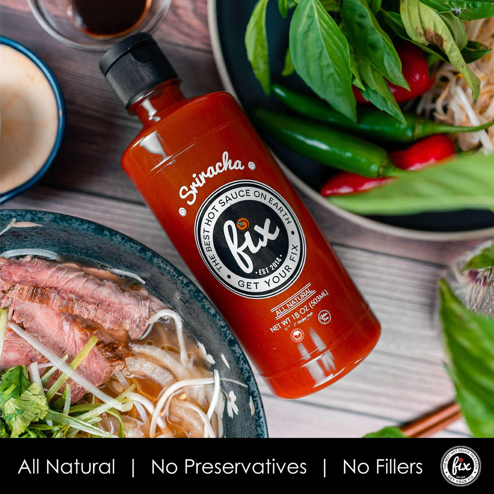 Fix Hot Sauce vertido con cuchara mostrando consistencia ideal