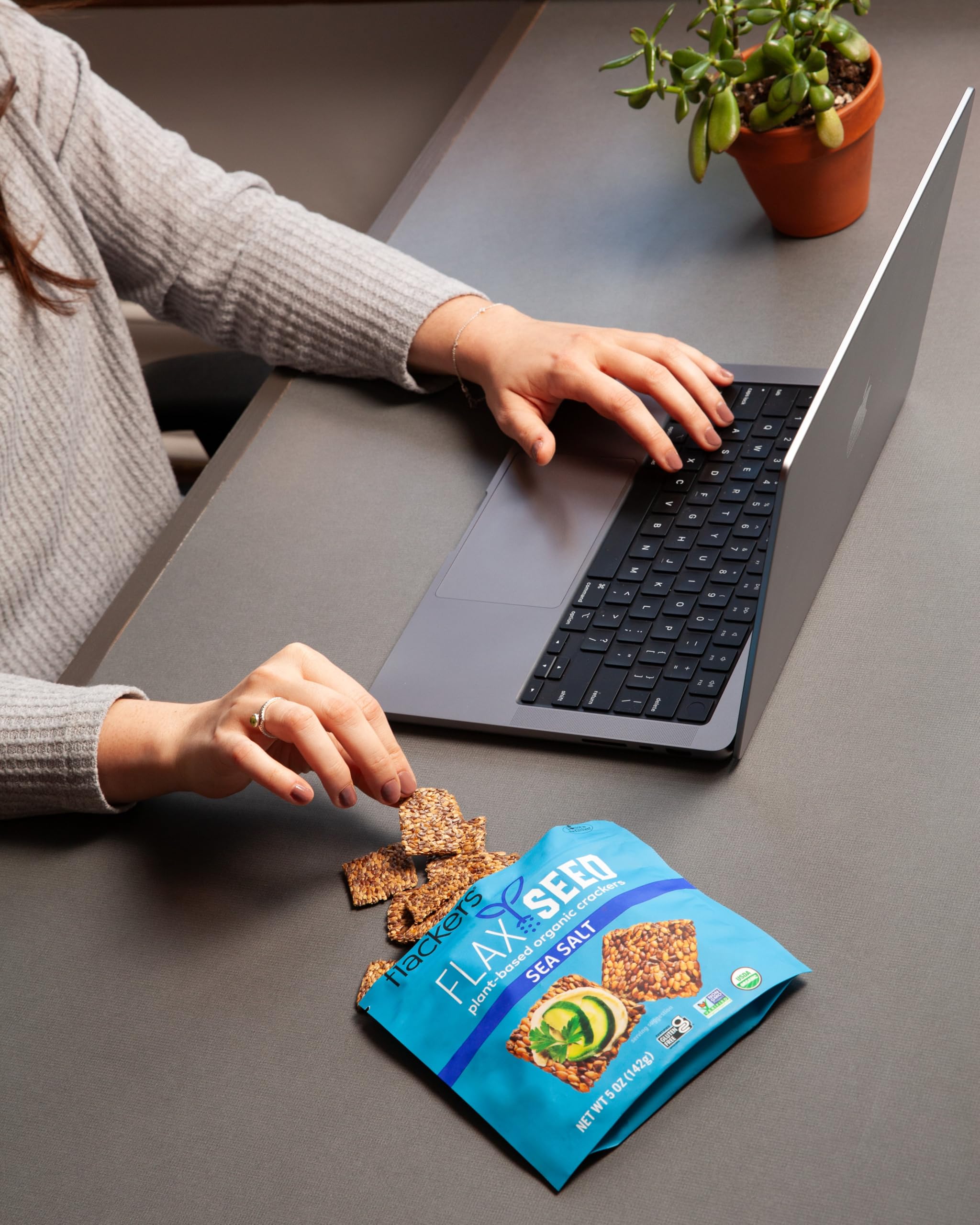 Flackers etiqueta con certificaciones beneficiando seguridad sin gluten