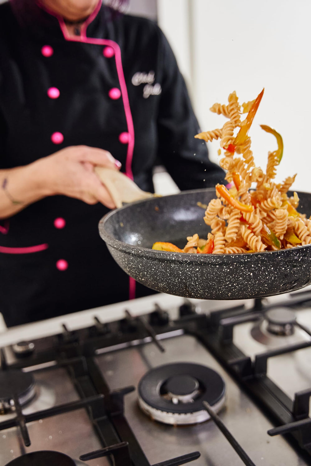 Flower Chef Foods mano sirviendo fusilli ilustrando facilidad de uso y textura estable