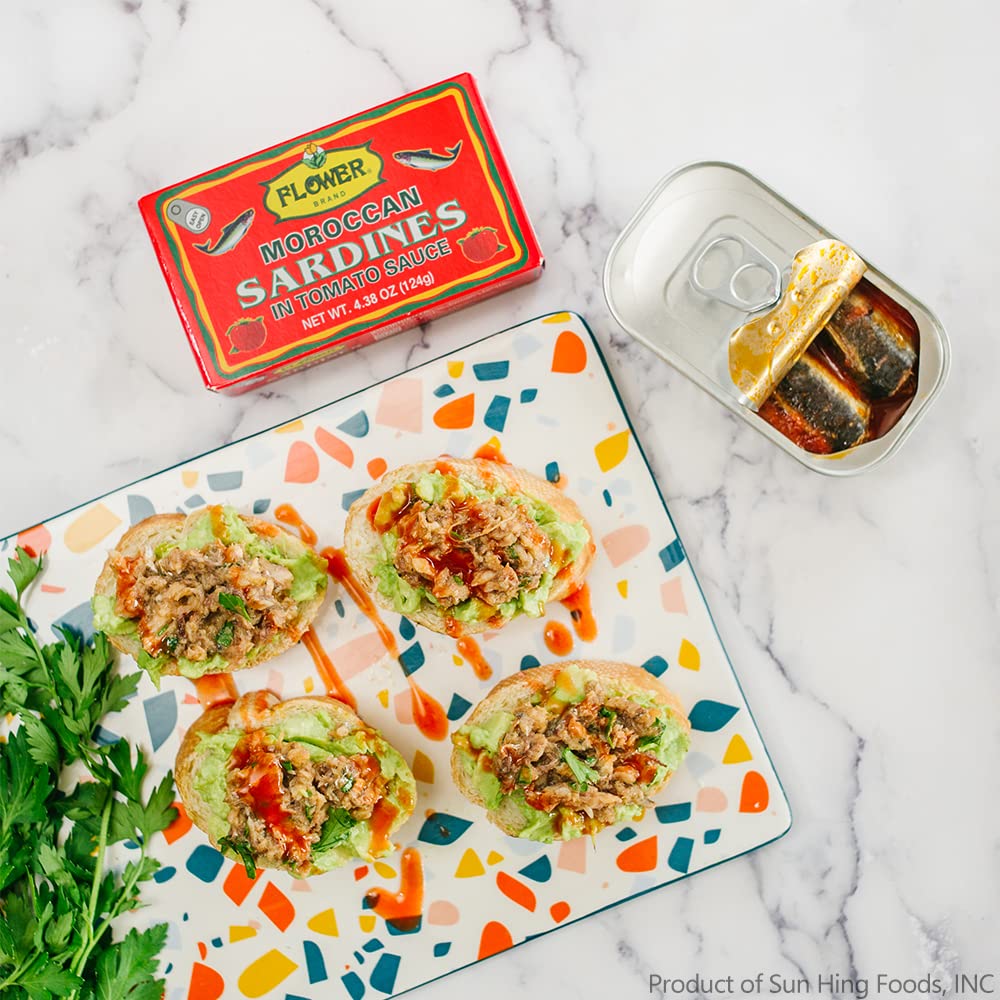 Flower sardinas junto a una regla para comparar tamaño y porción