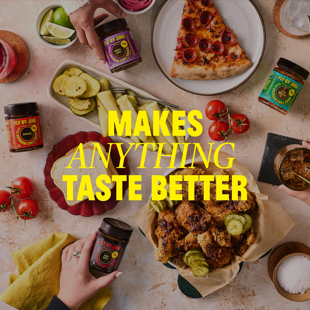 FLYBYJING mano abriendo frasco para mostrar consistencia y aceite aromático