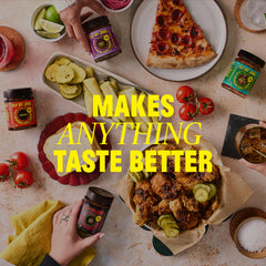 FLYBYJING mano abriendo frasco para mostrar consistencia y aceite aromático