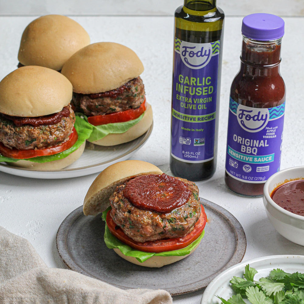 Fody Original BBQ Sauce en mesa con platos asados demostrando uso versátil en comidas