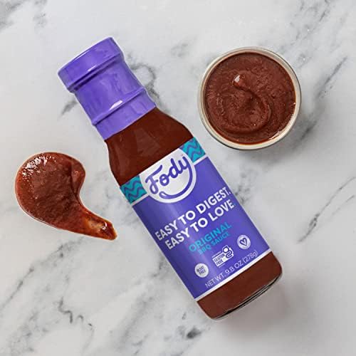 Fody salsa BBQ junto a una regla y un frasco para mostrar tamaño práctico