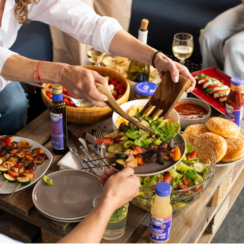 Fody ingredientes secos sobre mesa que muestran hierbas y especias naturales