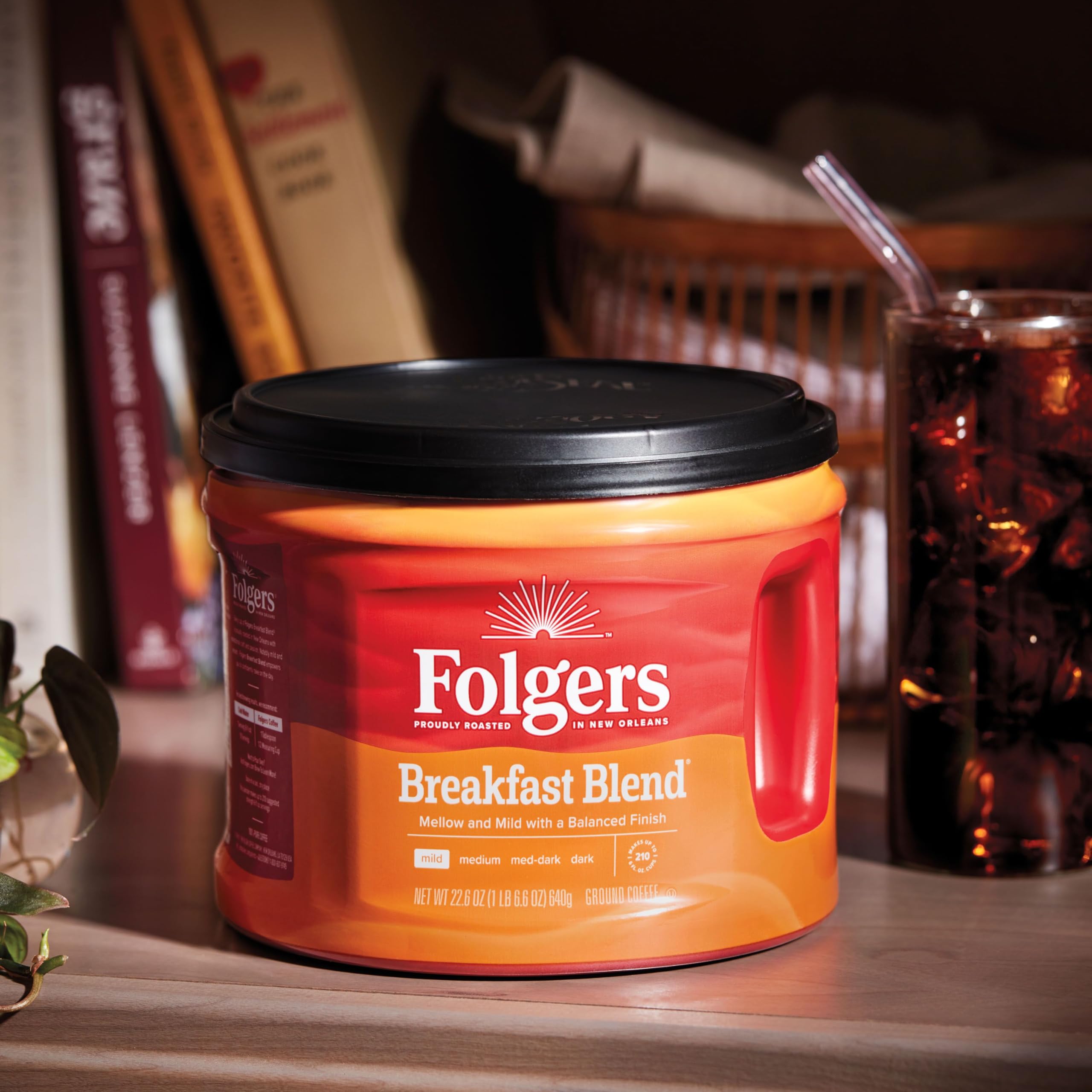 Folgers bote abierto con café dentro para ilustrar aspecto y aroma prometido