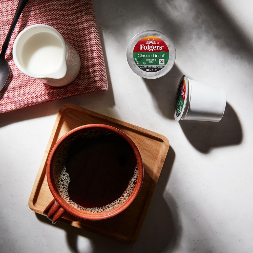 Folgers cápsula junto a taza para comparar tamaño práctico