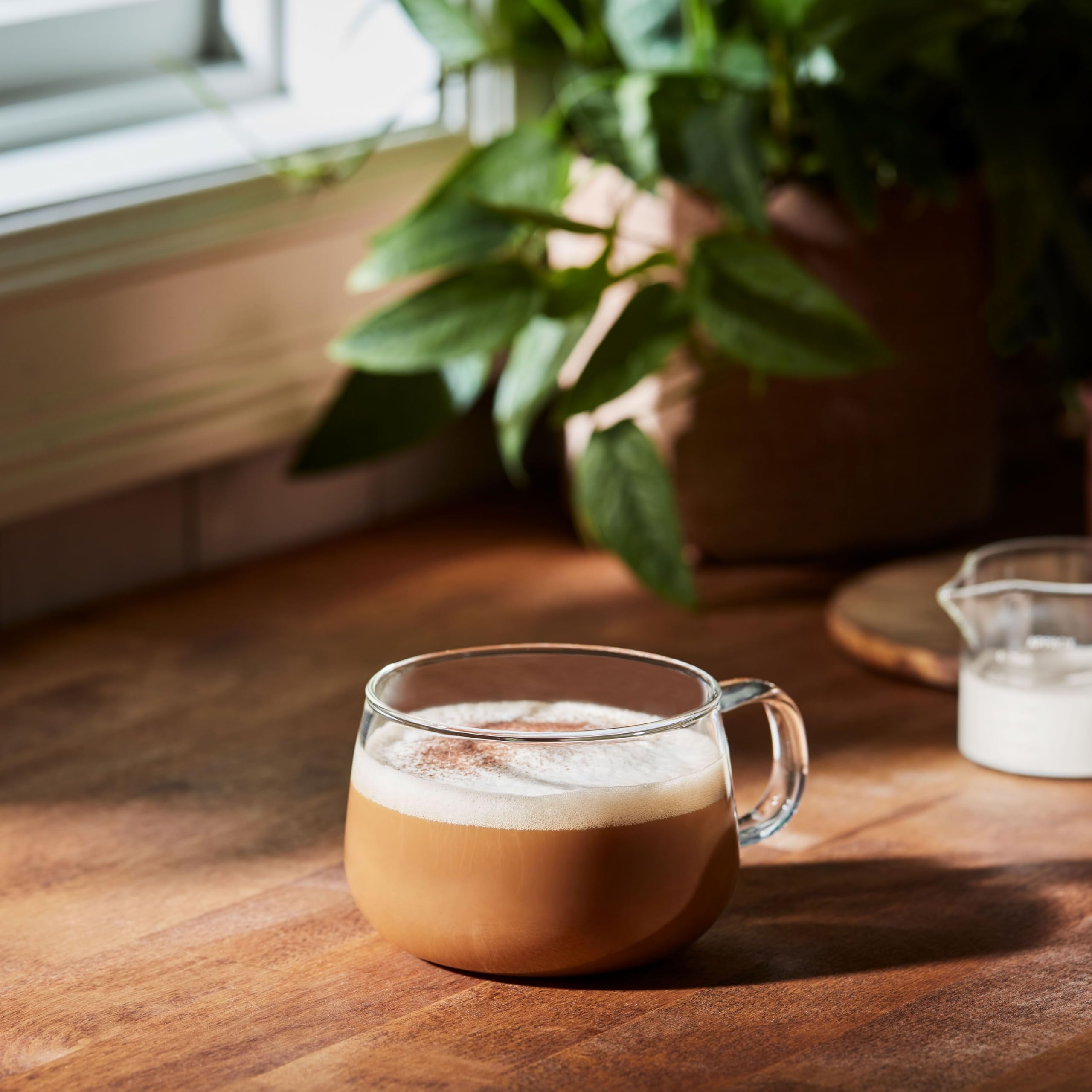 Folgers comparación de tamaño y 128 cápsulas mostrando conveniencia de stock