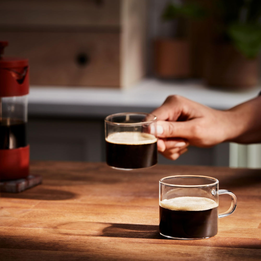 Folgers lata junto a taza para escala y beneficio de suministro prolongado