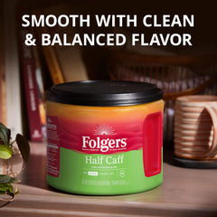 Folgers café vertido en taza destacando aroma y sabor balanceado