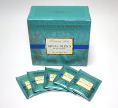 Fortnum & Mason caja frontal mostrando 50 bolsitas y etiquetado elegante para regalo