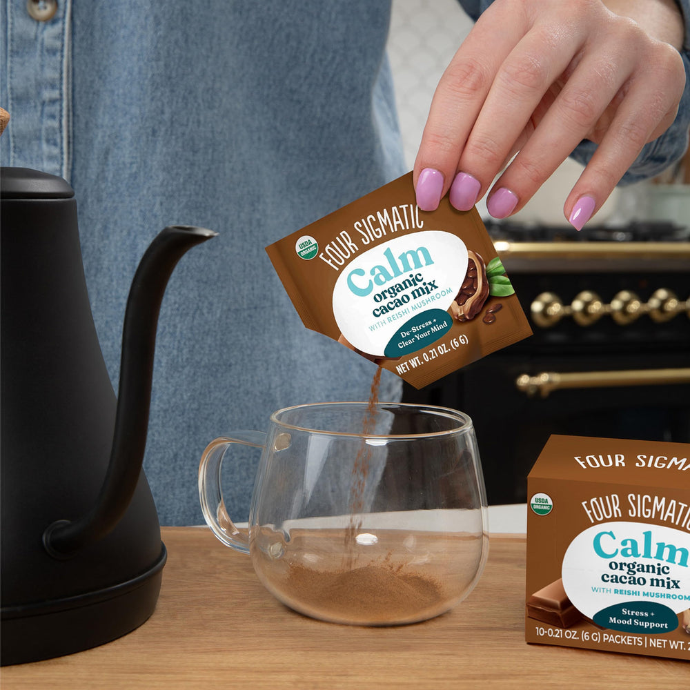 Four Sigmatic polvo de cacao cerca, textura cremosa y mezcla rica
