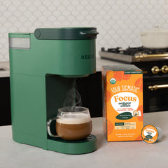 Four Sigmatic taza de café preparado destacando sabor y cuerpo