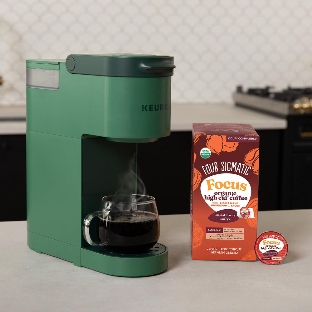 Four Sigmatic cápsula en mano para ver escala y facilidad de uso