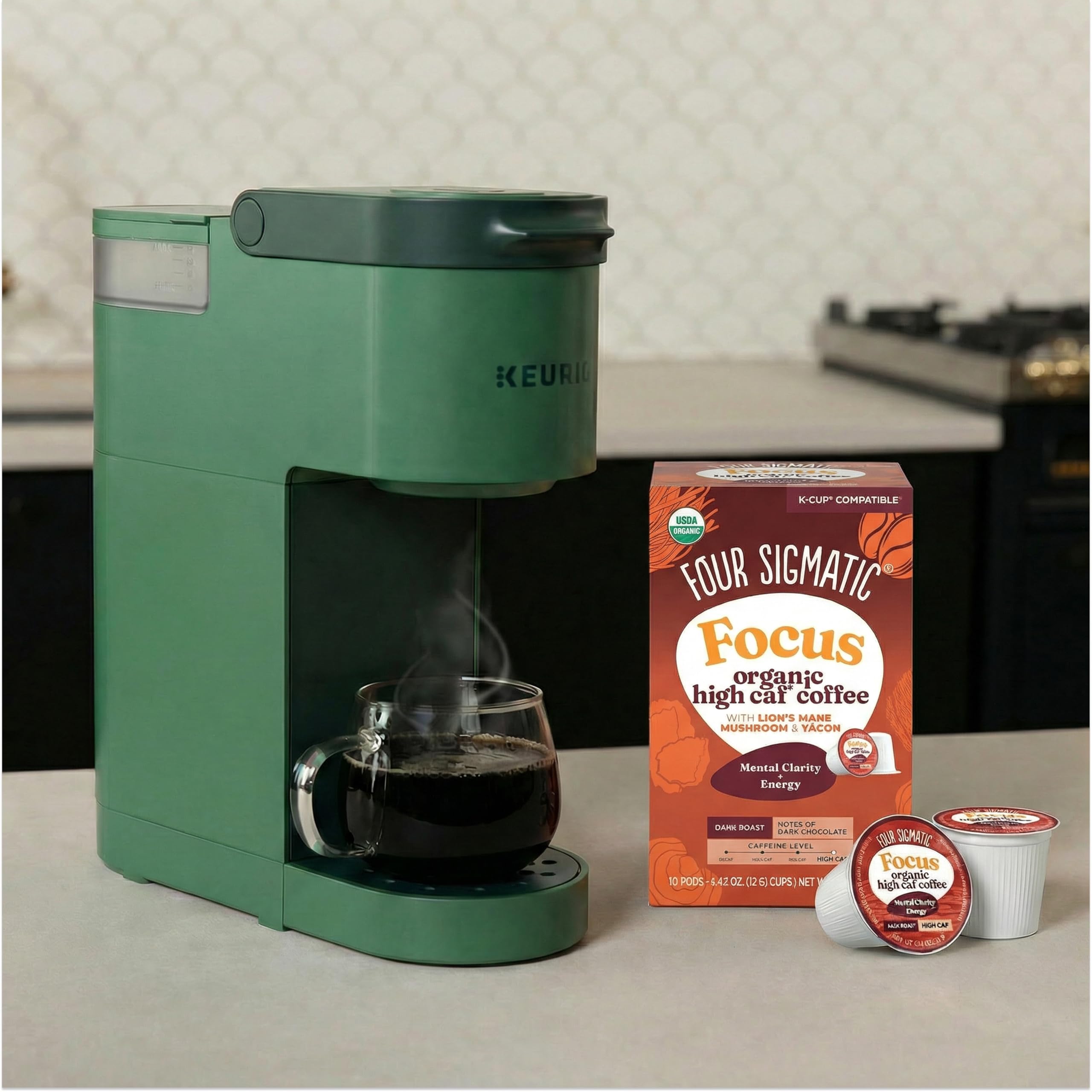 Four Sigmatic cápsula colocada en máquina Keurig, preparación rápida y simple