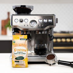 Four Sigmatic taza de espresso preparada mostrando crema y aroma intenso