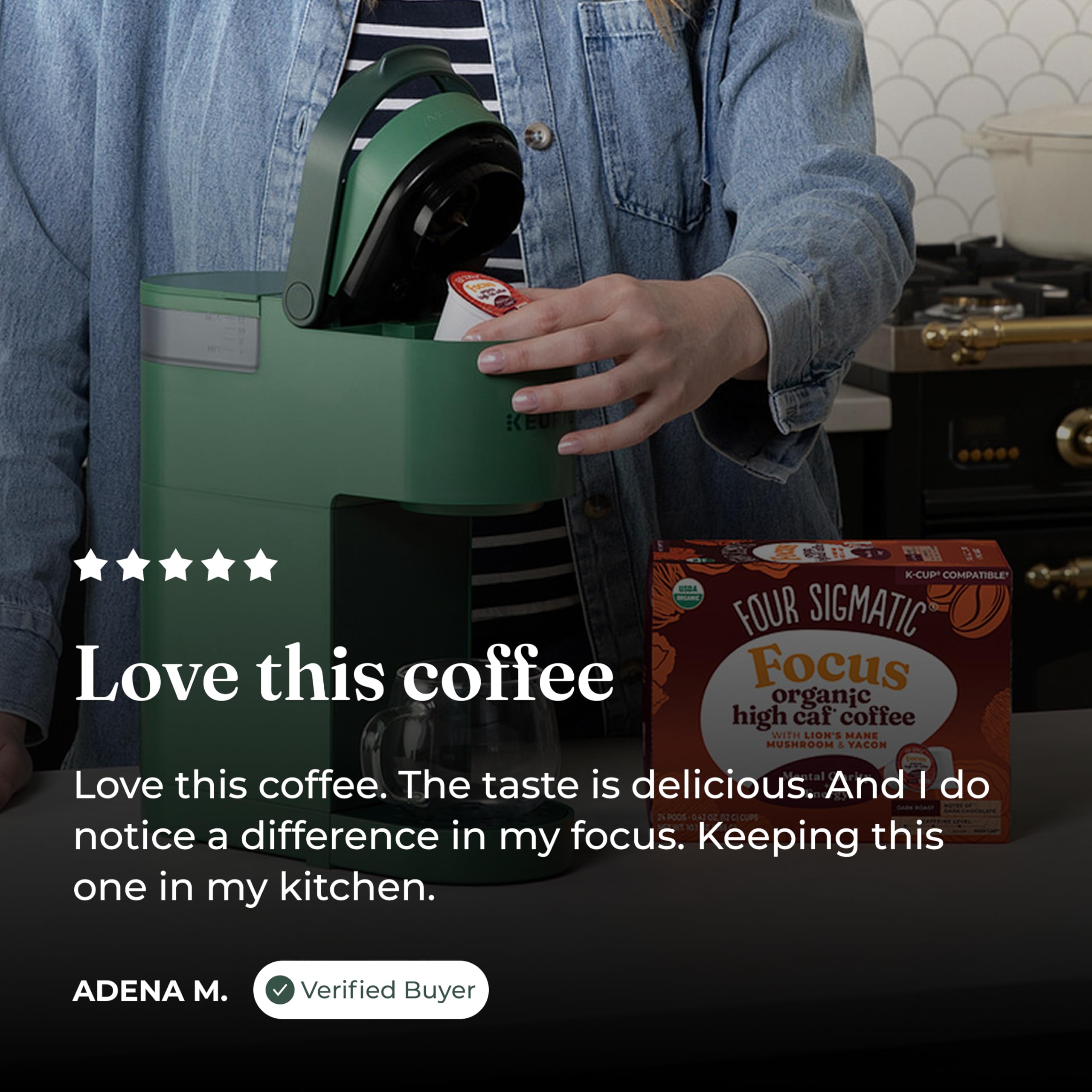 Four Sigmatic persona con café en mano trabajando, ritmo matutino activo