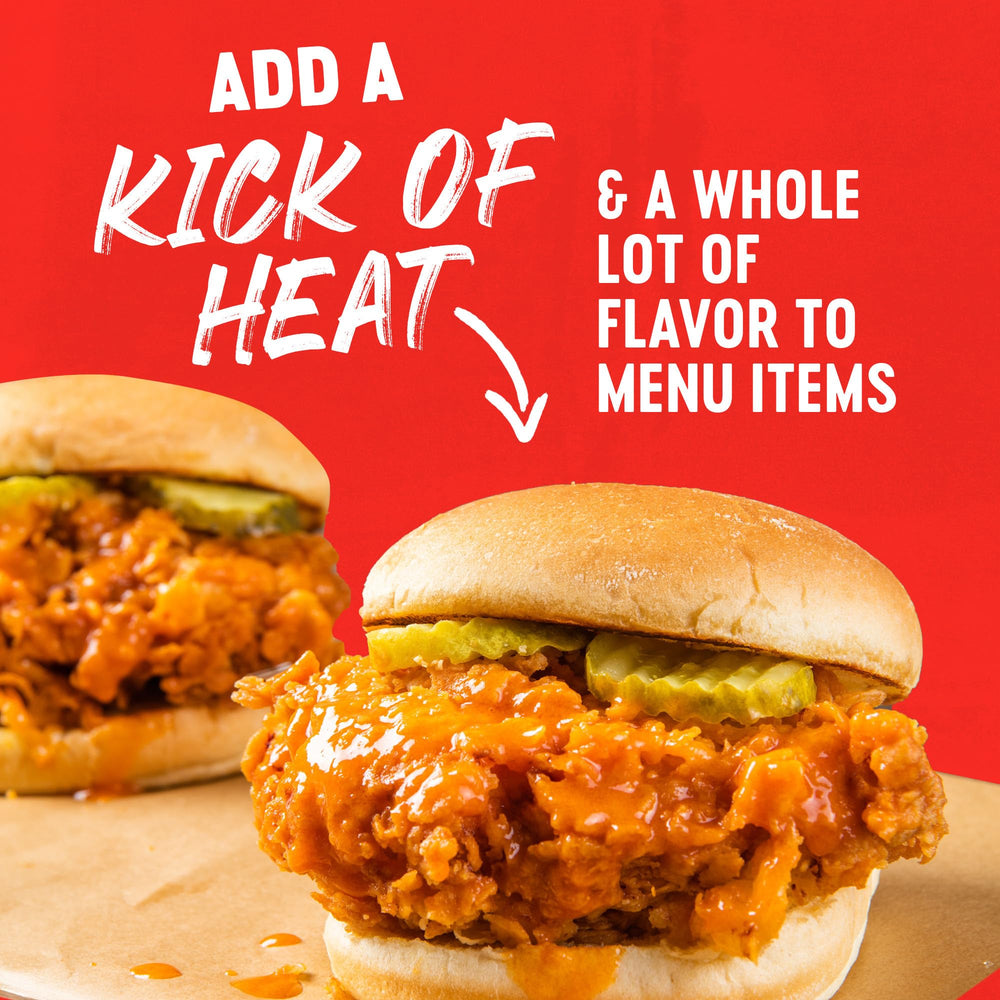 Frank's RedHot botella abierta vertiendo salsa, facilita uso directo en recetas