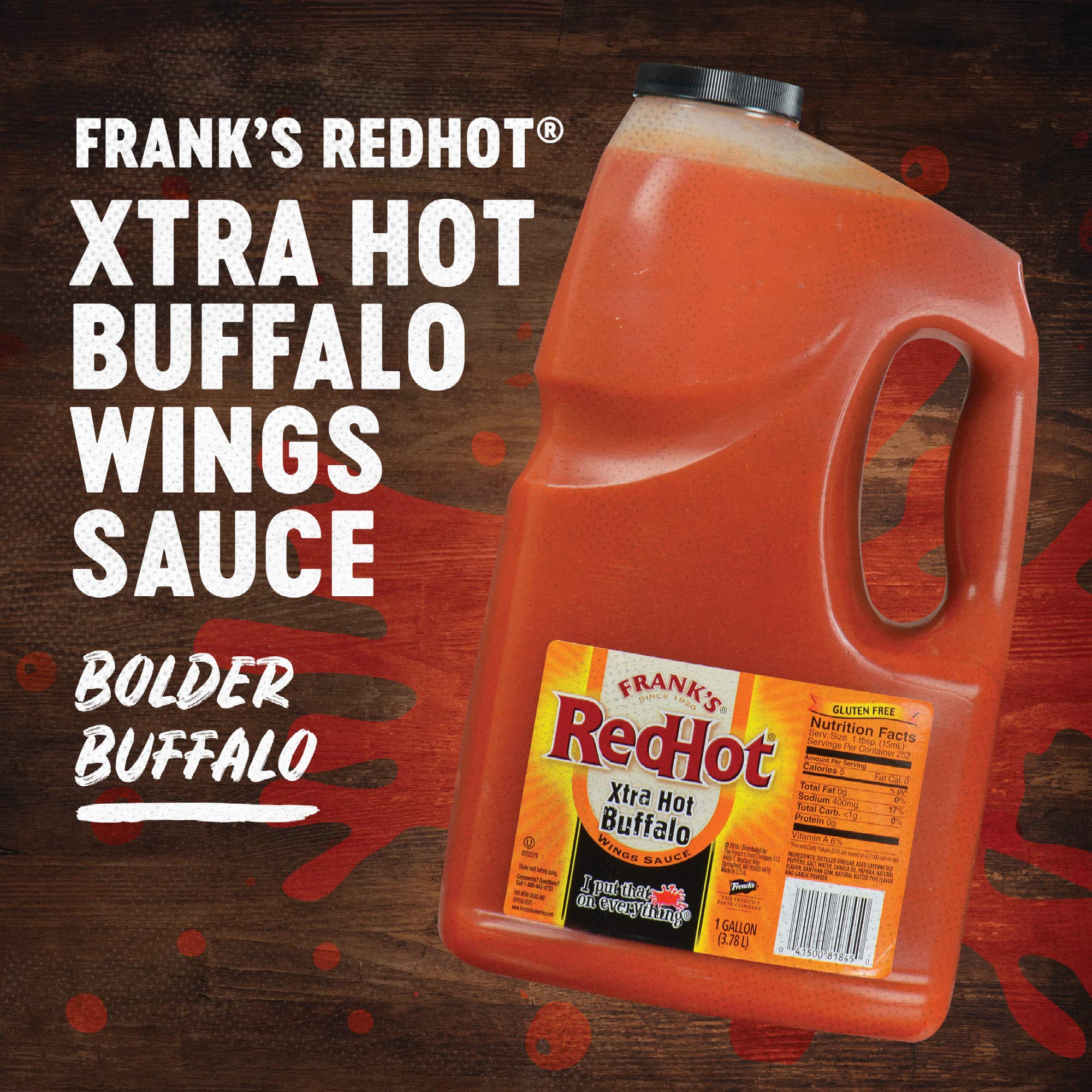 Personal rellenando botellas desde garrafa Frank's RedHot para servicio rápido y uniforme