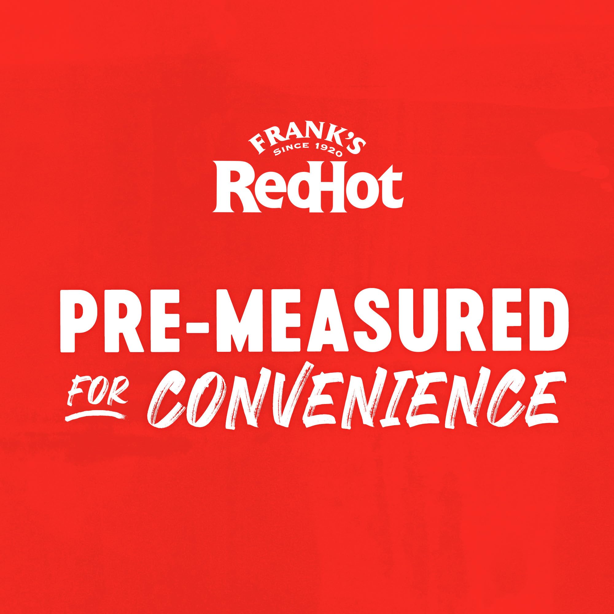 Vasito Frank’s RedHot en mano para mostrar tamaño porción práctico