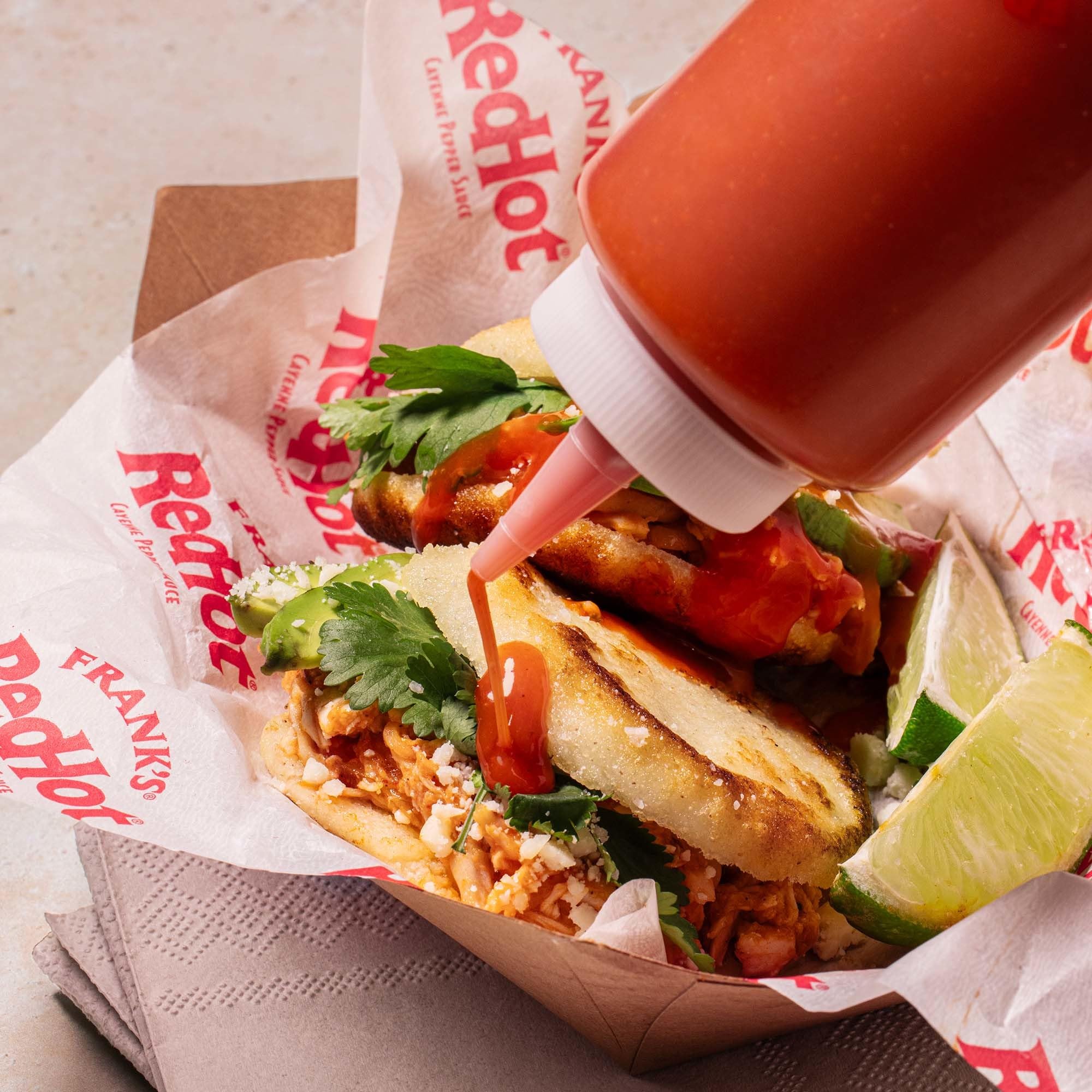 Frank's RedHot en cocina profesional listo para servicio rápido