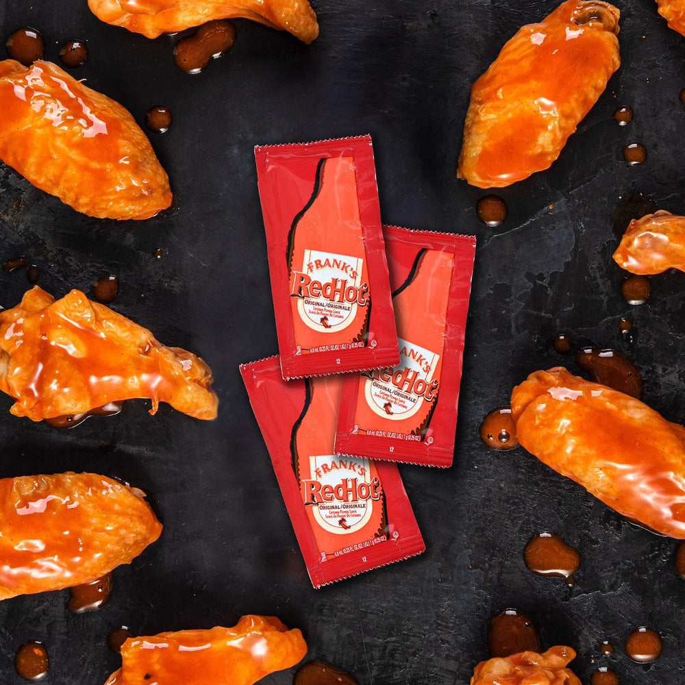 Frank's RedHot sobres apilados listos para almacenamiento eficiente
