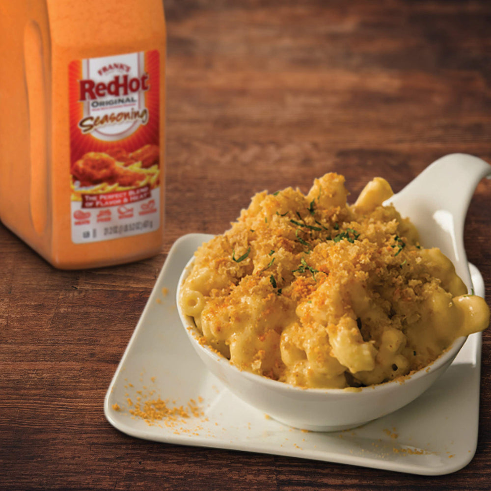 Frank's RedHot sobre papas fritas realzando crujiente y picante