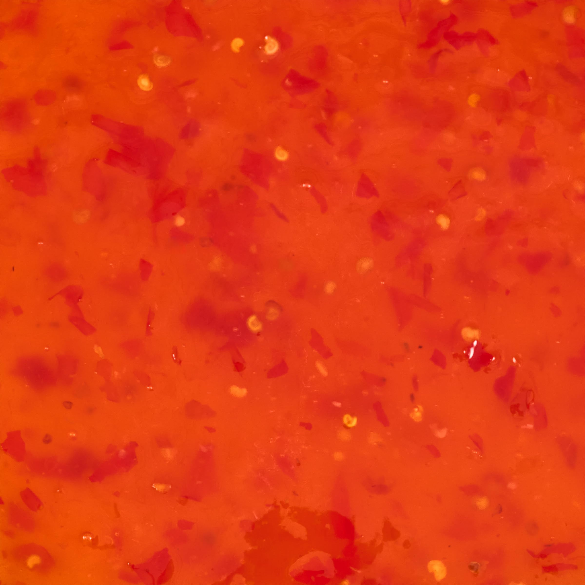 Frank's RedHot comparación de tamaño junto a utensilios para escala