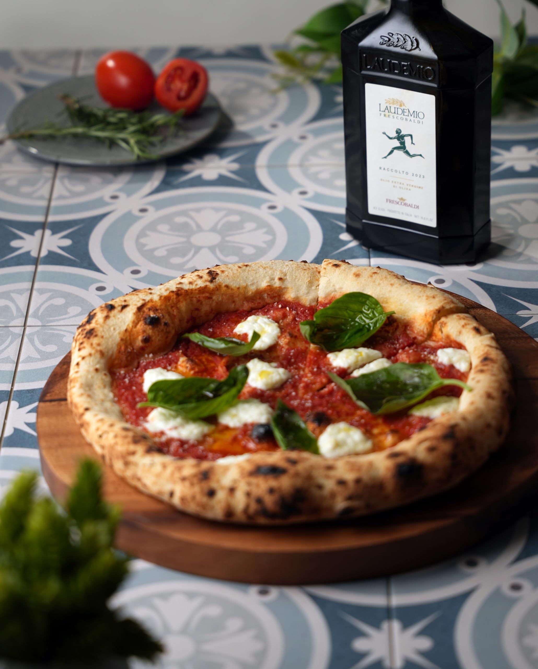 FRESCOBALDI botella sobre mesa junto a ingredientes mediterráneos